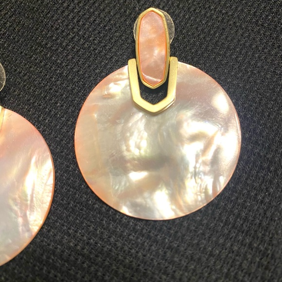Kendra Scott blush gold and shell earrings - Picture 2 of 3